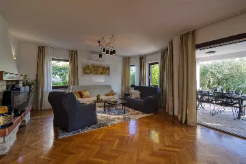 Zadar 5-Bedroom Villa with Jacuzzi (Up to 10)