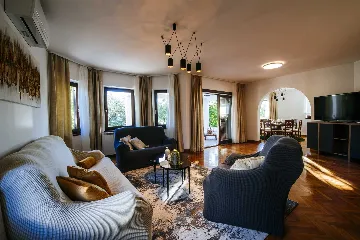 Zadar 5-Bedroom Villa with Jacuzzi (Up to 10)