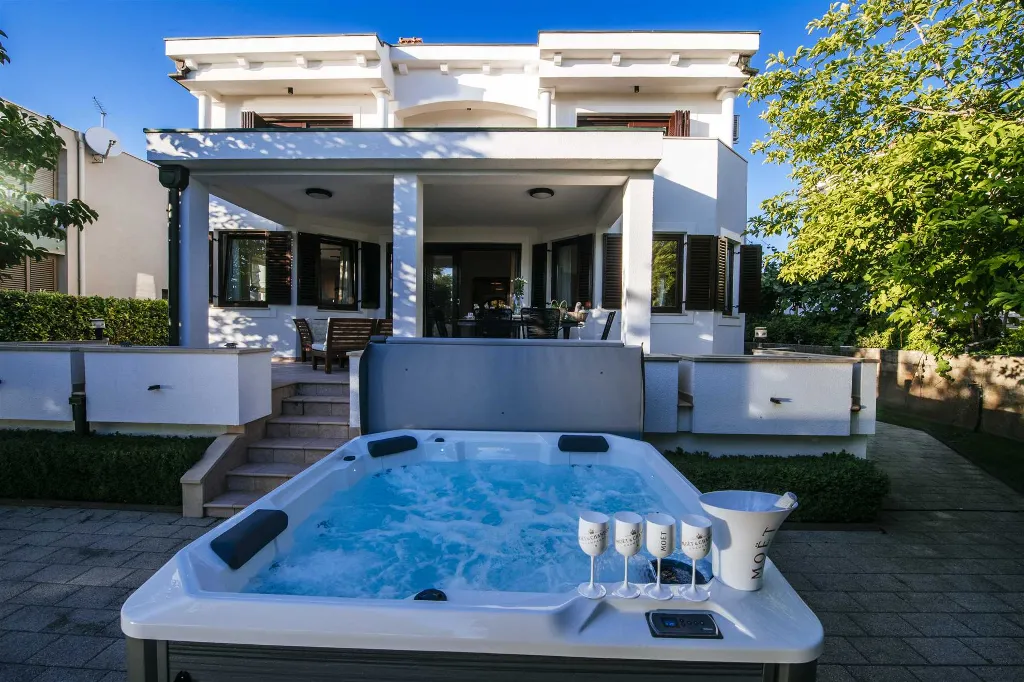 Zadar 5-Bedroom Villa with Jacuzzi (Up to 10)