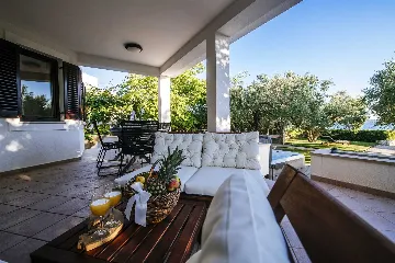 Zadar 5-Bedroom Villa with Jacuzzi (Up to 10)
