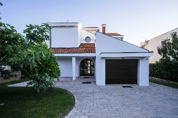 Zadar 5-Bedroom Villa with Jacuzzi (Up to 10)