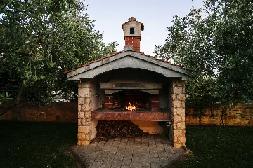 Zadar 5-Bedroom Villa with Jacuzzi (Up to 10)