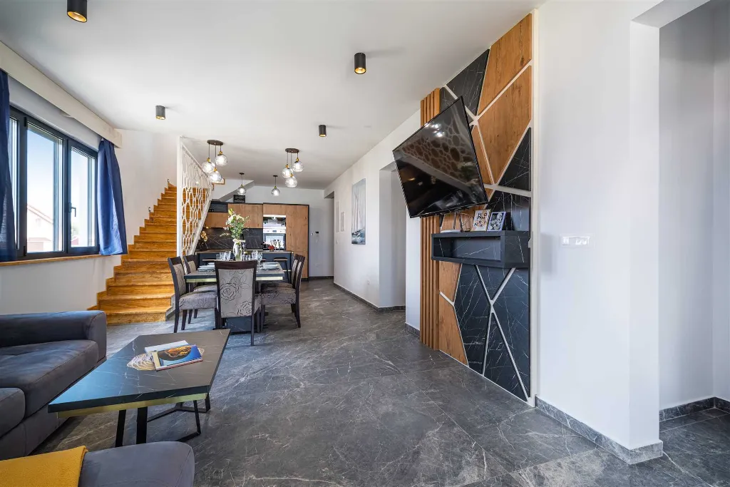 Sea-View Penthouse for 6 in Sukošan
