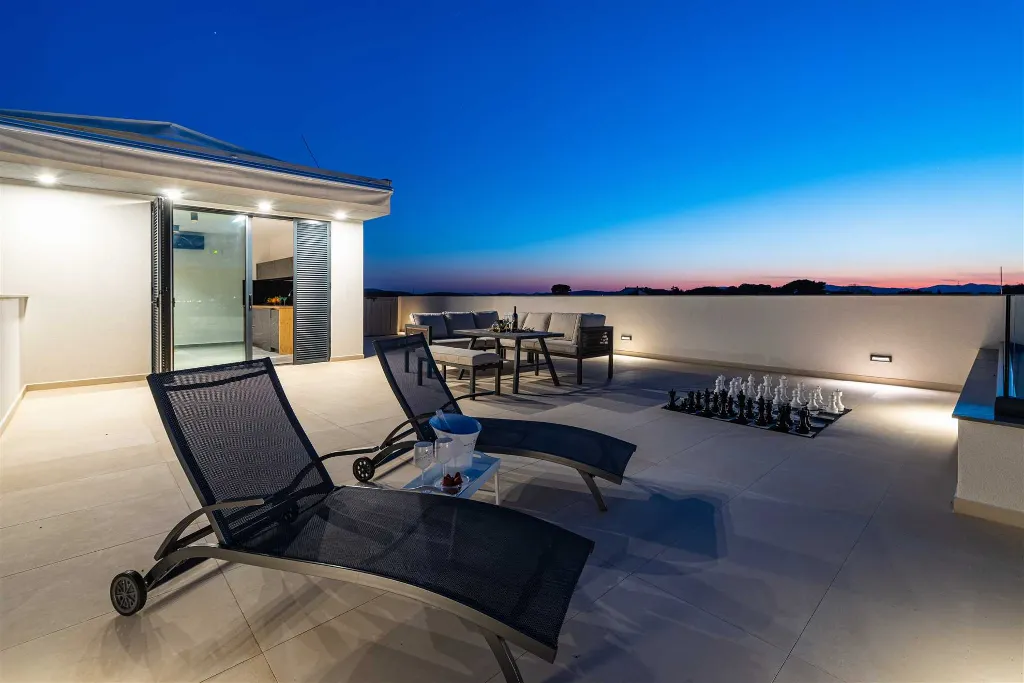 Sea-View Penthouse for 6 in Sukošan