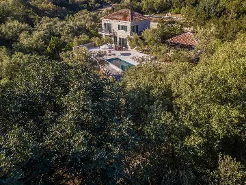 Holiday house with heated pool in Goveđari