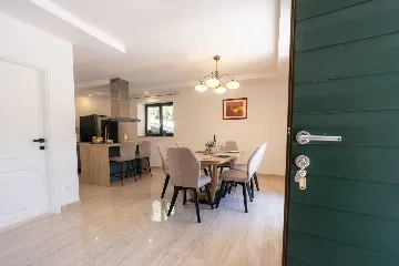 Holiday house with heated pool in Goveđari