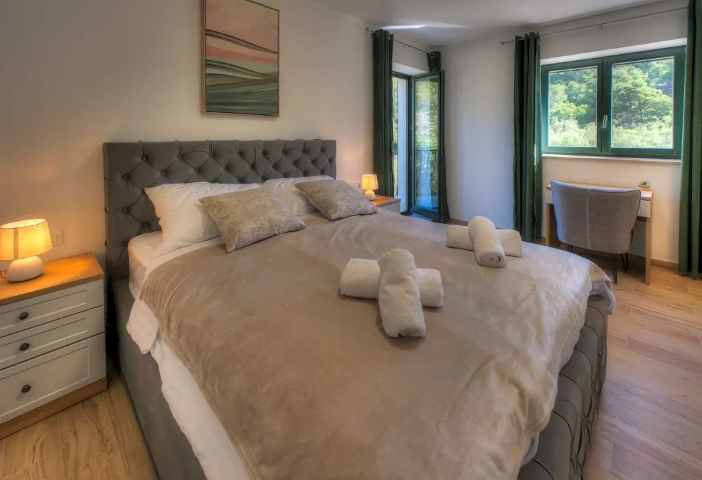 Holiday house with heated pool in Goveđari