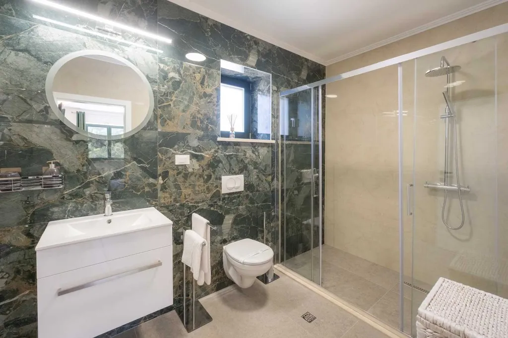 Holiday house with heated pool in Goveđari