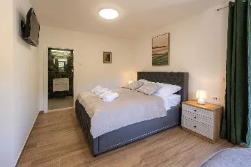 Holiday house with heated pool in Goveđari