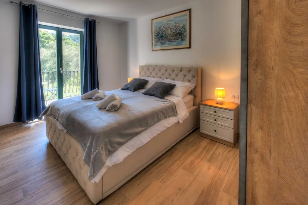 Holiday house with heated pool in Goveđari