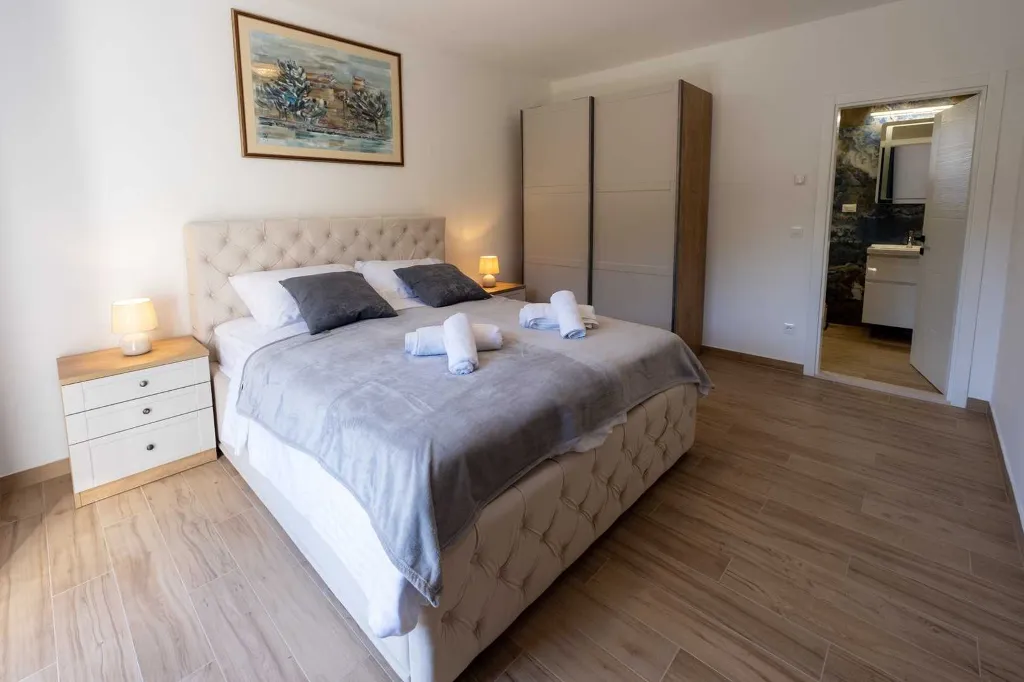 Holiday house with heated pool in Goveđari