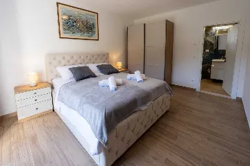 Holiday house with heated pool in Goveđari