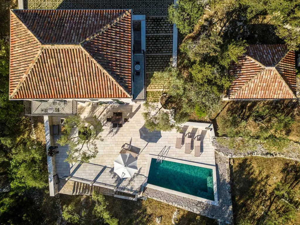Holiday house with heated pool in Goveđari