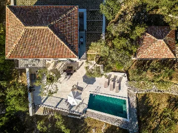 Holiday house with heated pool in Goveđari