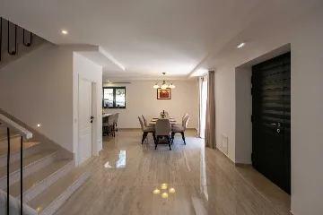 Holiday house with heated pool in Goveđari