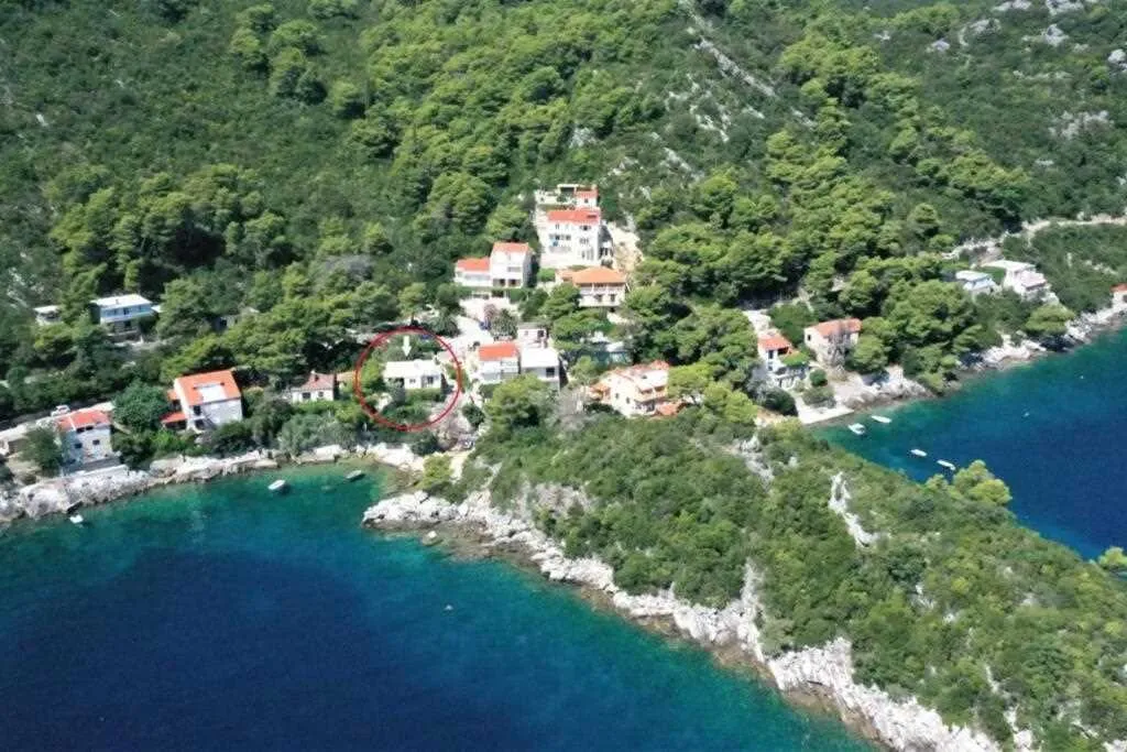 2-Bedroom Seafront Apartment in Babino Polje