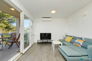 2-Bedroom Seafront Apartment in Babino Polje