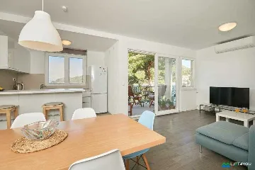 2-Bedroom Seafront Apartment in Babino Polje