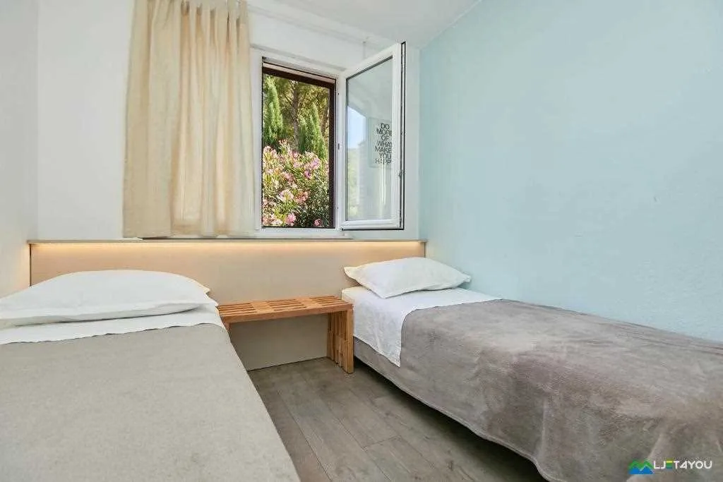 2-Bedroom Seafront Apartment in Babino Polje