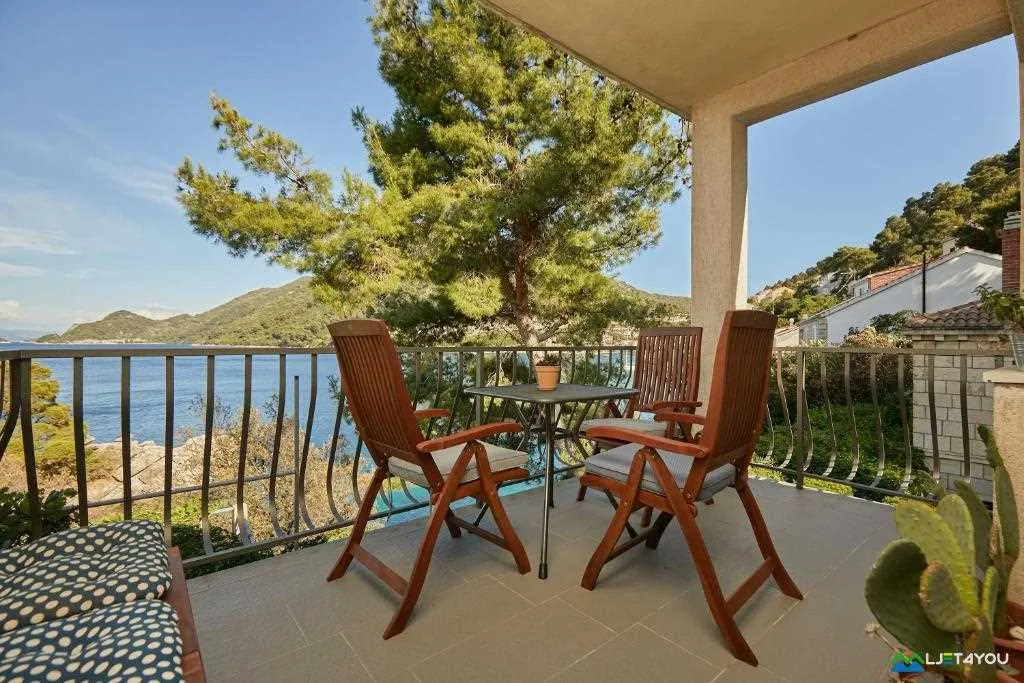 2-Bedroom Seafront Apartment in Babino Polje