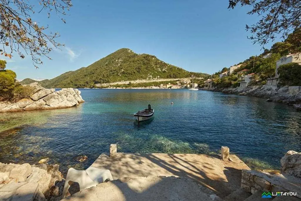 2-Bedroom Seafront Apartment in Babino Polje