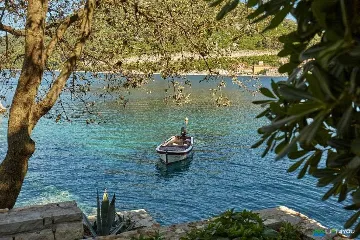 2-Bedroom Seafront Apartment in Babino Polje