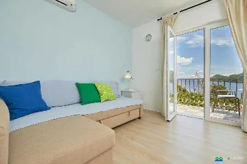 Seafront apartment for 2 in Babino Polje