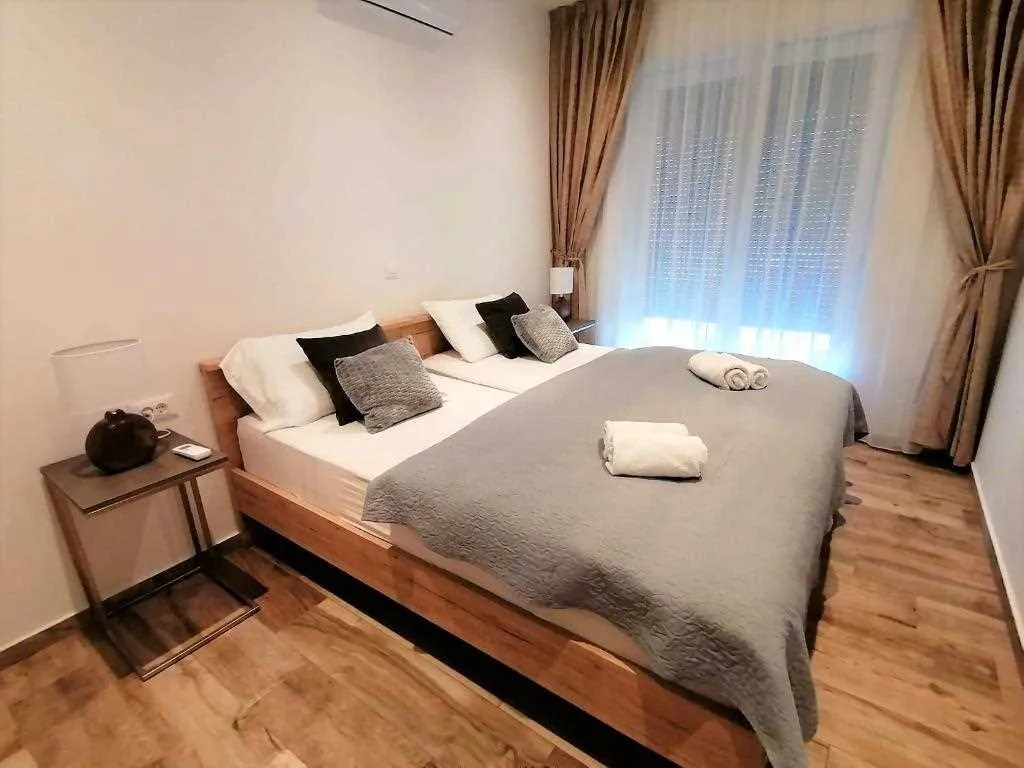 Apartment in Goveđari for 4 with Sea-View Balcony