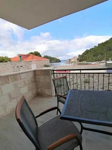 Apartment in Goveđari for 4 with Sea-View Balcony