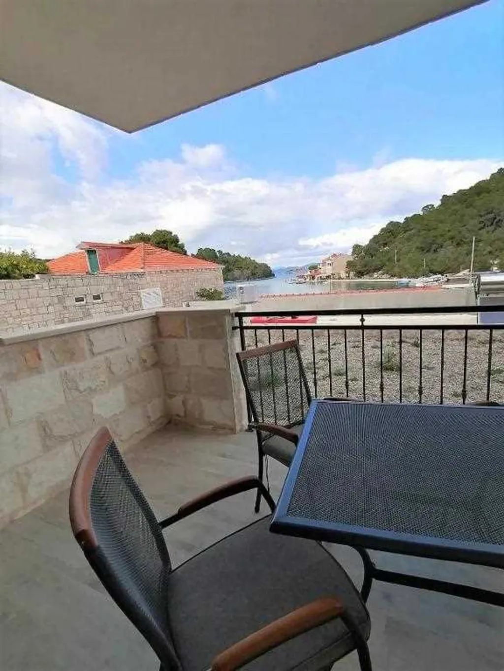 Apartment in Goveđari for 4 with Sea-View Balcony