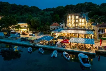 Apartment in Goveđari for 4 with Sea-View Balcony