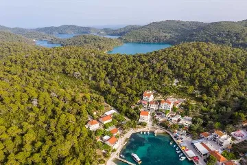 Apartment in Goveđari for 4 with Sea-View Balcony