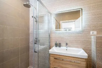 Poolside Apartment for 2 with Sea Views in Goveđari