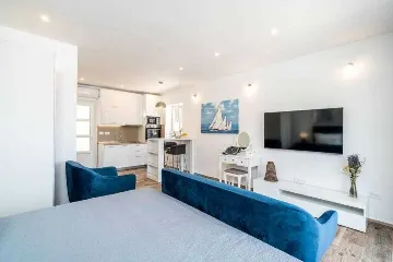 Poolside Apartment for 2 with Sea Views in Goveđari