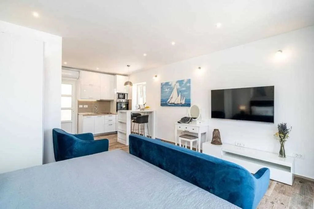 Poolside Apartment for 2 with Sea Views in Goveđari