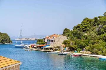 Poolside Apartment for 2 with Sea Views in Goveđari