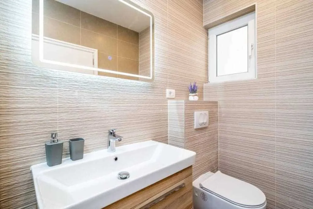 Poolside Apartment for 2 with Sea Views in Goveđari