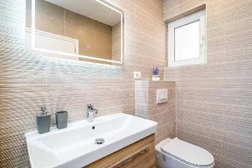 Poolside Apartment for 2 with Sea Views in Goveđari