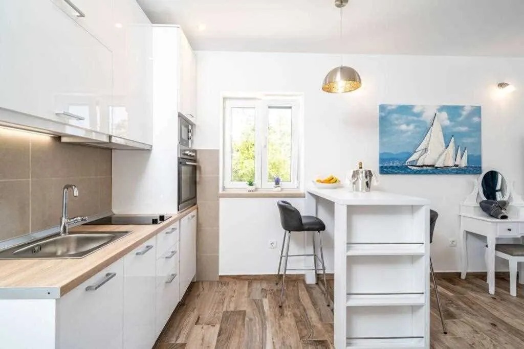 Poolside Apartment for 2 with Sea Views in Goveđari