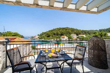 Poolside Apartment for 2 with Sea Views in Goveđari