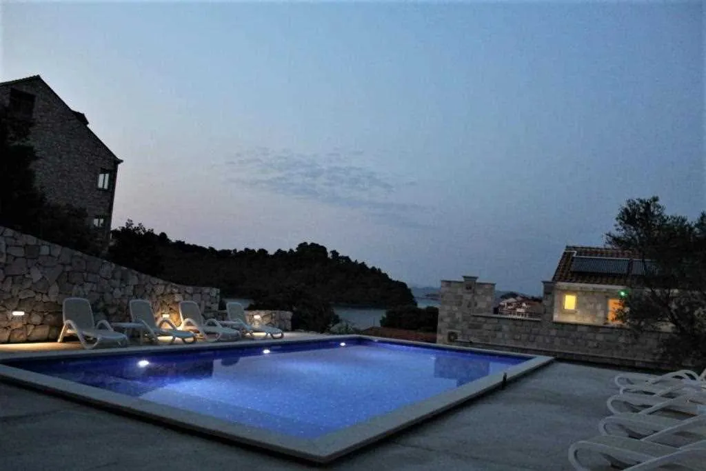 Poolside Apartment for 2 with Sea Views in Goveđari