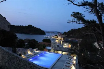 Poolside Apartment for 2 with Sea Views in Goveđari