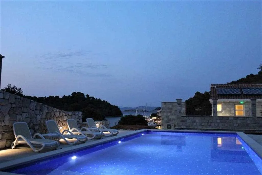 Poolside Apartment for 2 with Sea Views in Goveđari