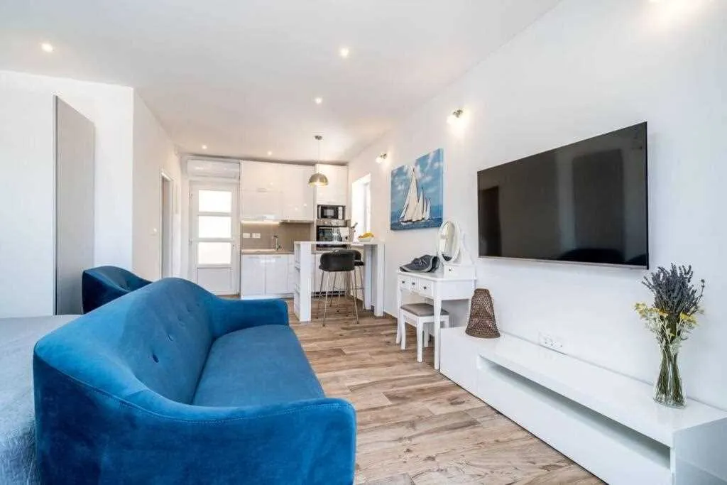 Poolside Apartment for 2 with Sea Views in Goveđari