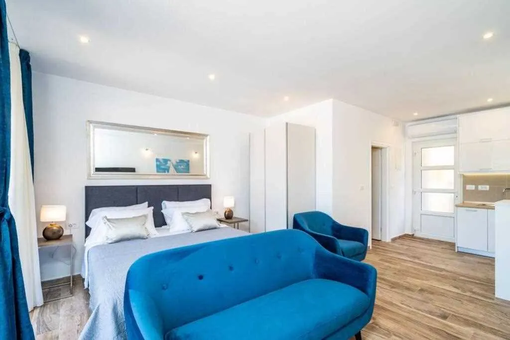 Poolside Apartment for 2 with Sea Views in Goveđari
