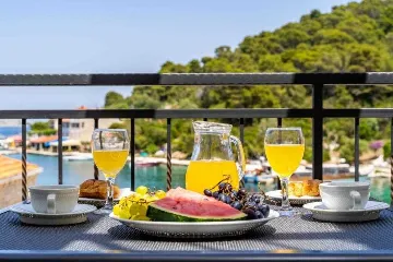 Poolside Apartment for 2 with Sea Views in Goveđari