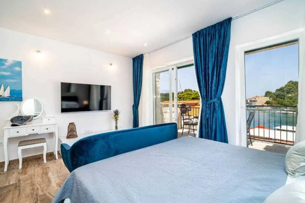 Poolside Apartment for 2 with Sea Views in Goveđari