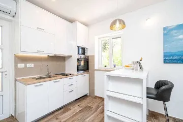 Poolside Apartment for 2 with Sea Views in Goveđari