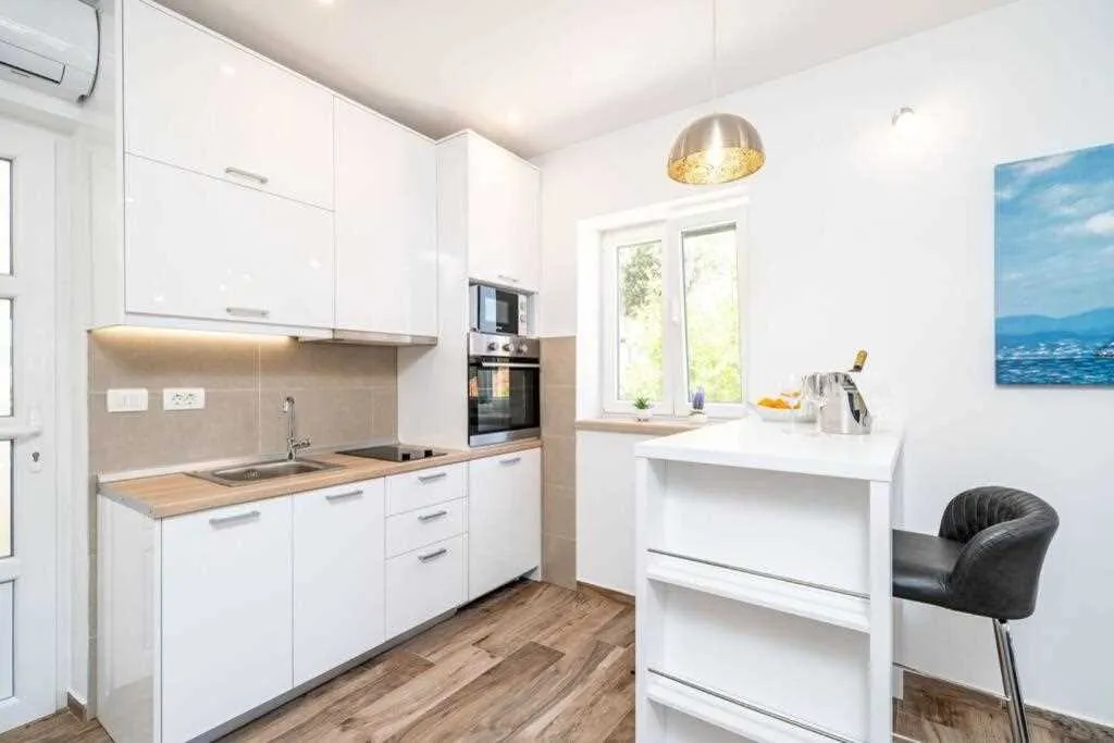 Poolside Apartment for 2 with Sea Views in Goveđari