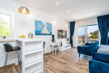 Poolside Apartment for 2 with Sea Views in Goveđari